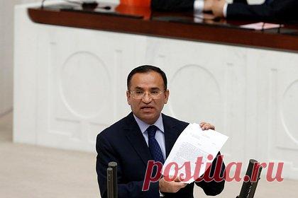 В Турции задержали подозреваемого во взрыве в ресторане. Турецкая полиция задержала подозреваемого в причастности к взрыву газа в ресторане в городе Айдын, где погибли семь человек. Об этом сообщил министр юстиции Турции Бекир Боздаг. По его словам, прокуратура региона Назилли возбудила уголовное дело по факту трагедии. Выдан ордер на задержание пяти человек.