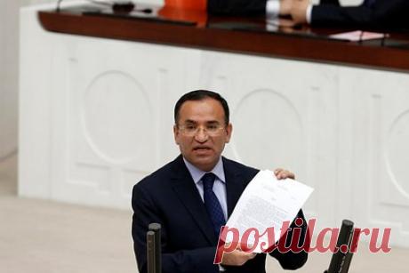 В Турции задержали подозреваемого во взрыве в ресторане. Турецкая полиция задержала подозреваемого в причастности к взрыву газа в ресторане в городе Айдын, где погибли семь человек. Об этом сообщил министр юстиции Турции Бекир Боздаг. По его словам, прокуратура региона Назилли возбудила уголовное дело по факту трагедии. Выдан ордер на задержание пяти человек.