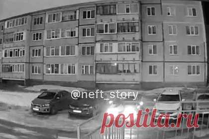 Момент взрыва газа в российской многоэтажке попал на видео. В сети появились кадры момента взрыва газа в многоэтажном доме Нефтекамска. Кадры публикует местный Telegram-канал. На видеозаписи слышен мощный хлопок, от которого у стоящих на парковке автомобилей сработала сигнализация. После взрыва с дома падает часть фасада и осыпается штукатурка.