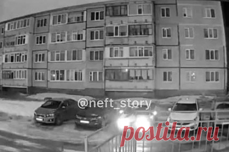 Момент взрыва газа в российской многоэтажке попал на видео. В сети появились кадры момента взрыва газа в многоэтажном доме Нефтекамска. Кадры публикует местный Telegram-канал. На видеозаписи слышен мощный хлопок, от которого у стоящих на парковке автомобилей сработала сигнализация. После взрыва с дома падает часть фасада и осыпается штукатурка.