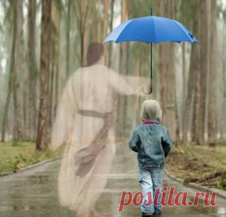 Шел по улицам Бог. Слушал мысли прохожих. 
И в невидимом сердце кольнуло иглой - 
Каждый третий твердил: ʺНу за что мне все, Боже?ʺ 
ʺНе хочу я так жить!ʺ – думал каждый второй. 

Показать полностью…