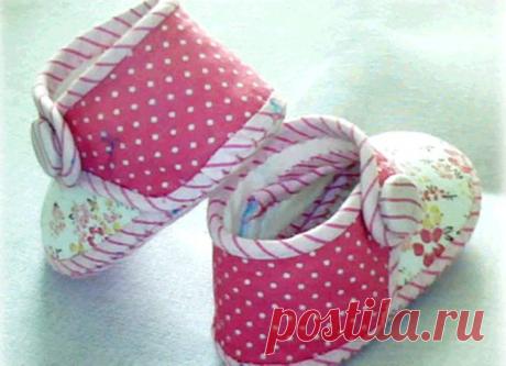 Шитые пинетки для ребёнка.