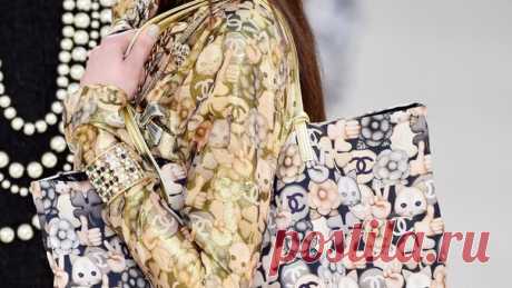 Chanel представил осеннюю коллекцию одежды с эмодзи. Модный дом Chanel в Париже представил новую осеннюю коллекцию одежды 2016 с принтами эмодзи. Об этом сообщает издание Mashable. Компания представила твидовые костюмы, головные уборы, тени для век и сумки, украшенные эмодзи с кошками, цветами, клевером, большими пальцами рук и логотипами Chanel. Эмодзи с кошками появились в коллекции в честь кошки Шупетт Карла Лагерфельда, которая имеет 80 000 подписчиков в Instagram. #chanel@looksima