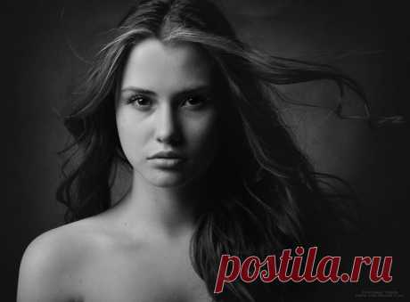 Настроение &gt;ЗОЛОТЫЕ СЛОВА !!!. Обсуждение на LiveInternet - Не удивляйся, если вдруг…

Полюбит враг, изменит друг…

Не удивляйся тьме потерь…

В победы легкие не верь…

 

Не верь могуществу монет…

В них истины последней нет…

Не верь коварному уму…

Верь только сердцу своему…

 

И удивляйся силе той…

Что делает тебя живой…