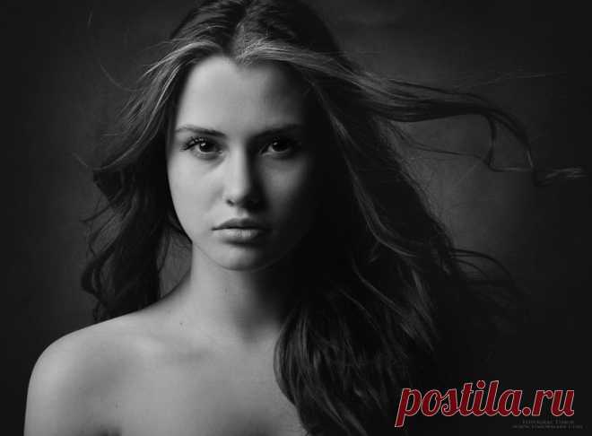 Настроение >ЗОЛОТЫЕ СЛОВА !!!. Обсуждение на LiveInternet - Не удивляйся, если вдруг…

Полюбит враг, изменит друг…

Не удивляйся тьме потерь…

В победы легкие не верь…

 

Не верь могуществу монет…

В них истины последней нет…

Не верь коварному уму…

Верь только сердцу своему…

 

И удивляйся силе той…

Что делает тебя живой…