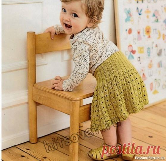 Юбочки с трусиками для девочек от 3 месяцев до 2 лет | Вязание спицами для детей Вам потребуется: 2 (2, 3, 3) мотка желтой и 2 (2, 3, 3) мотка синей пряжи, состоящей из 100% хлопка; длиной нити 180 метров в 50 граммах; спицы № 3,5; чулочные спицы № 3; круговые спицы № 3 длиной 40 см; крючок № 3 (для первых двух размеров); 45 (50, 55, 60) см эластичной ленты шириной 10...