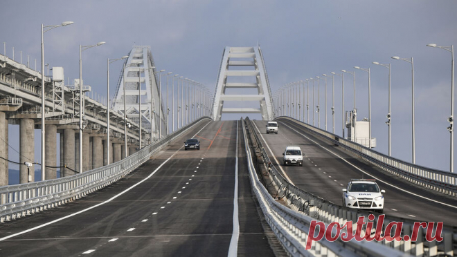 Движение по Крымскому мосту перекрыли второй раз за час. Движение автотранспорта по Крымскому мосту временно перекрыто второй раз за час. Об этом говорится в Telegram-канале, освещающем оперативную ситуацию на мосту. "Находящихся на мосту и в зоне досмотра просим сохранять спокойствие и ...