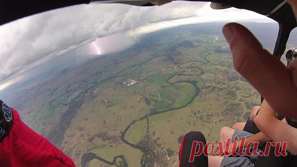 Наблюдение грозы на высоте около 2000 метров над просторами Австралии сегодня / Социальная погода