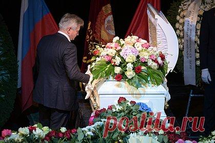 В Москве началась церемония прощания с народной артисткой СССР Верой Васильевой. В Театре сатиры в субботу, 12 августа, началась церемония прощания с народной артисткой СССР Верой Васильевой, ушедшей из жизни в 97 лет. После окончания церемонии в храме Христа Спасителя состоится отпевание. Сообщается, что народную артистку СССР похоронят на Новодевичьем кладбище в Москве.