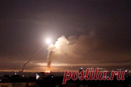 Военная база США в Сирии подверглась ракетному обстрелу. Военная база США, расположенная в сирийской провинции Дейр-эз-Зор, подверглась ракетному обстрелу. Об этом сообщает Генеральная дирекция радио и телевидения Сирии. Информации о пострадавших и повреждениях пока не приводится. База расположена вблизи нефтяного месторождения Эль-Омар на северо-востоке Сирии.
