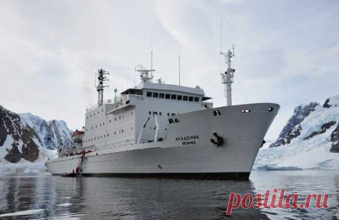 Корабль "Академик Иоффе" в бухте Port Charcot Антарктида.