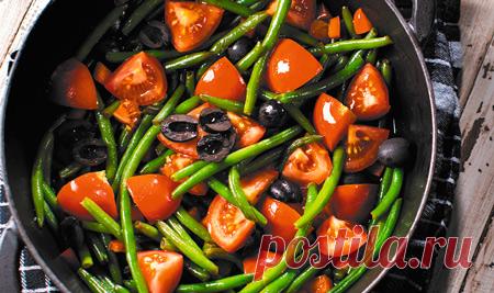 Тонкая стручковая фасоль с томатами и маслинами в соевом соусе — Готовим дома