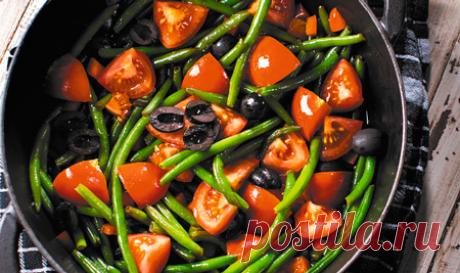 Тонкая стручковая фасоль с томатами и маслинами в соевом соусе — Готовим дома