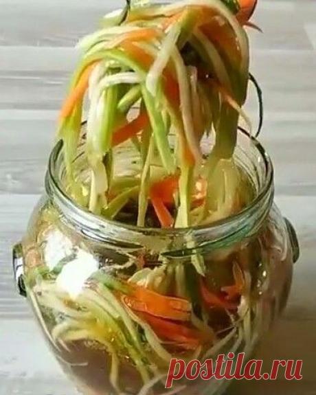 Мощнейшая закуска из Кабачков. Это просто бoмбa, огoнь блюдо, 
закатить глаза от радости и не дышать, ахи и охи: ммм... вееещь
Ну Вы поняли, да, насколько этот рецепт нравится всем кого угощала. 
Вытерпеть и не слопать все сразу ну просто не реально! Лучшая закуска.

 
Готовим:
Трем на специальной терке кабачок, морковь и пару небольших огурчиков.
Дальше эту вермишель нужно залить супер рассолом.
Для этого смешиваем половину стакана масла, половину стакана яблочного уксуса...