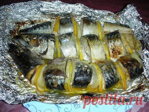 Скумбрия в фольге

Свежую скумбрию режем на кусочки,посолить-поперчить. Залить соевым соусом(немного),оставить на полчаса. Затем выложить на фольгу,кусочки рыбы переложить кусочками лука и лимона. Завернуть в фольгу. Выпекать в аэрогриле 20 мин. при темпер. 200 градусов. Или в духовке. Приятного аппетита!!! Очень вкусно!
подробнее