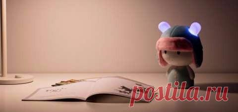 Талисман Xiaomi превратился в голосового помощника для детей Даже если вы не являетесь фанатом продукции Xiaomi, то вы наверняка должны знать, что её талисманом является кролик в шапке-ушанке Mi Bunny. До недавнего времени компания выпускала брелоки и игрушки в форме Mi Bunny, но на выставке CES 2017 в Лас-Вегасе она представила смарт-колонку для детей в виде кролика. Xiaomi Kuri работает в качестве детского компаньона. Он может читать им сказки и рассказы из базы данных, насчитывающей 10 000…