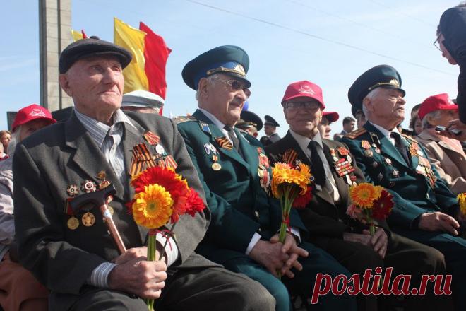 Ветераны во время празднования Дня Победы в Твери  © Вера Пакина/ТАСС  | ТАСС: Общество - Как отметили День Победы в городах России