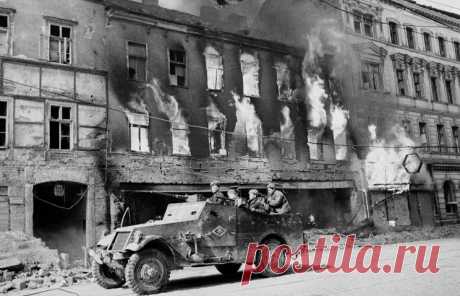 Операция началась 16 марта 1945 года, однако медленное развитие наступления вынудило советское верховное командование уже вечером откорректировать первоначальный план операции  /  Освобождение Вены
© Евгений Халдей/Фотохроника ТАСС |  ТАСС: Общество - Начало Венской операции