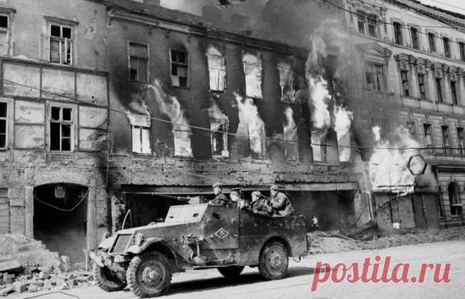 Операция началась 16 марта 1945 года, однако медленное развитие наступления вынудило советское верховное командование уже вечером откорректировать первоначальный план операции  /  Освобождение Вены
© Евгений Халдей/Фотохроника ТАСС |  ТАСС: Общество - Начало Венской операции