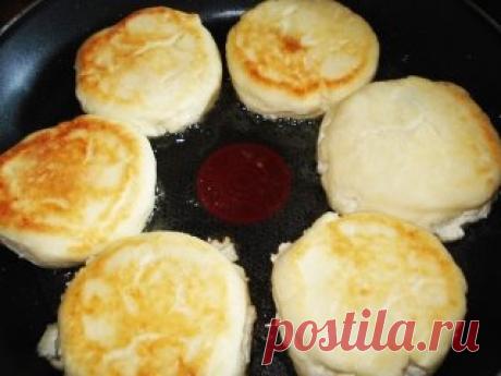 Сырники с вареной сгущенкой.
Ингредиенты:
● Творог — 500 г
● Яйца — 2 шт.
● Сахар — 6 столовых ложек
● Манная крупа — 6 столовых ложек
● Вареная сгущенка — 1\3 банки
● Мука для обваливания сырников
● Растительное масло для жарки
Приготовление:
1. Для начала необходимо приготовить заранее вареную сгущенку. Лучше всё-таки сделать её самостоятельно — получается она густой, что значительно упрощает процесс приготовления сырников.
Итак, покупаем в магазине обычную сгущенку в жестяной банке. Сним