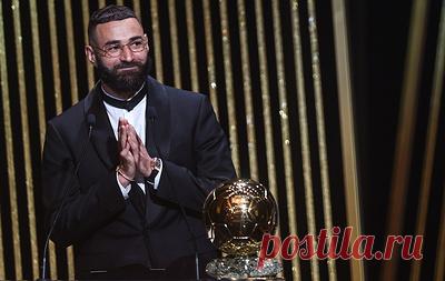 Футболист "Реала" Карим Бензема стал обладателем "Золотого мяча". Вторым по итогам голосования стал нападающий "Баварии" Садио Мане, третьим - полузащитник "Манчестер Сити" Кевин Де Брёйне