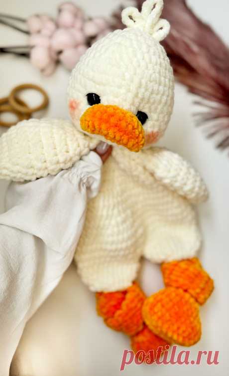 PDF Комфортер Гусёнок крючком. FREE crochet Аmigurumi toy patterns. Амигуруми схемы и описания на русском. Вязаные игрушки и поделки своими руками #amimore - большой гусь из плюшевой пряжи, плюшевый гусёнок, комфортер в виде гуся, утёнок, утка.