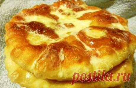Жареные пышки на сковороде. Быстро, просто, готовим из простых продуктов! Пышки, жареные на сковороде, совсем не сложно приготовить. Этот рецепт не требует от тебя особых кулинарных навыков, да и продукты понадобятся самые простые и доступные.