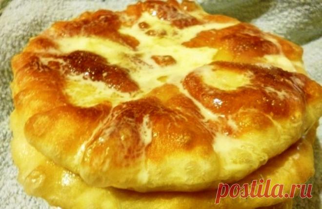 Жареные пышки на сковороде. Быстро, просто, готовим из простых продуктов! Пышки, жареные на сковороде, совсем не сложно приготовить. Этот рецепт не требует от тебя особых кулинарных навыков, да и продукты понадобятся самые простые и доступные.