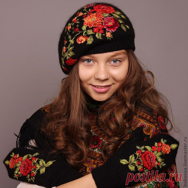 Вышивка нитками комплекта связанного спицами.