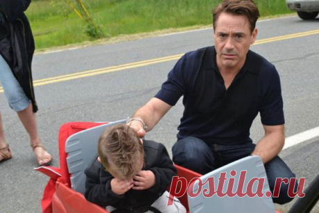 Роберт Дауни-младший оправдывается перед маленьким мальчиком, почему он не в костюме &quot;Железного человека&quot;. Это он еще про Санту не знает!