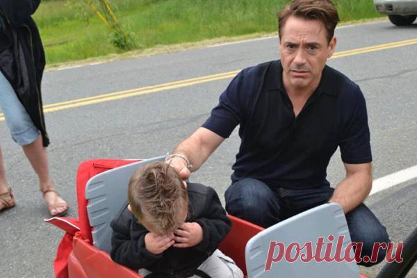 Роберт Дауни-младший оправдывается перед маленьким мальчиком, почему он не в костюме "Железного человека". Это он еще про Санту не знает!