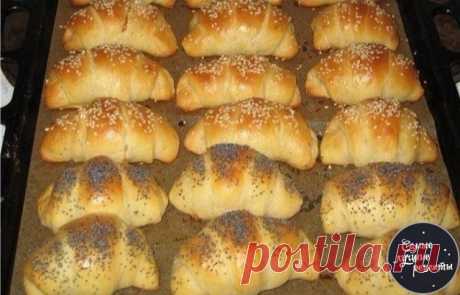 Рогалики на кефире
Нежные мягкие вкус просто потрясающий.
Ингредиенты для теста:
- 600 г муки
- 60 г сахара
- 0,5 чайной ложки соли
- 25 г дрожжей
- 200 г кефира
- 50 г молока
- 75 г сливочного масла
- 2 яйца
Для обмазывания:
- 2 желтка
- 2 столовые ложки молока
- кунжут
- мак
Перемешиваем все продукты. Масло топим, молоко нагреваем.
Ставим тесто, чтоб подошло.
Когда подойдет, раскатывает тесто, но не очень тонко. Режем треугольники. Закручиваем рогалики.
Ставим на противе...