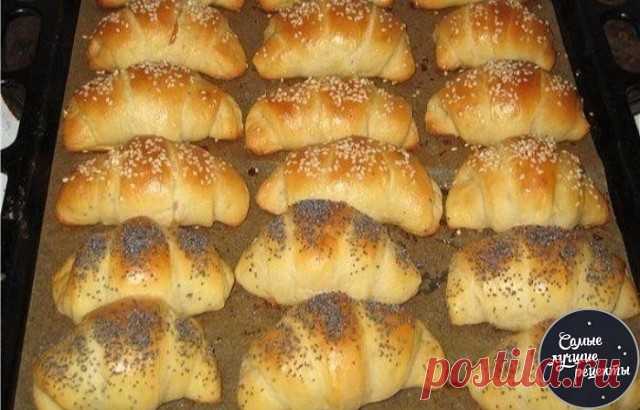 Рогалики на кефире
Нежные мягкие вкус просто потрясающий.
Ингредиенты для теста:
- 600 г муки
- 60 г сахара
- 0,5 чайной ложки соли
- 25 г дрожжей
- 200 г кефира
- 50 г молока
- 75 г сливочного масла
- 2 яйца
Для обмазывания:
- 2 желтка
- 2 столовые ложки молока
- кунжут
- мак
Перемешиваем все продукты. Масло топим, молоко нагреваем.
Ставим тесто, чтоб подошло.
Когда подойдет, раскатывает тесто, но не очень тонко. Режем треугольники. Закручиваем рогалики.
Ставим на противе...