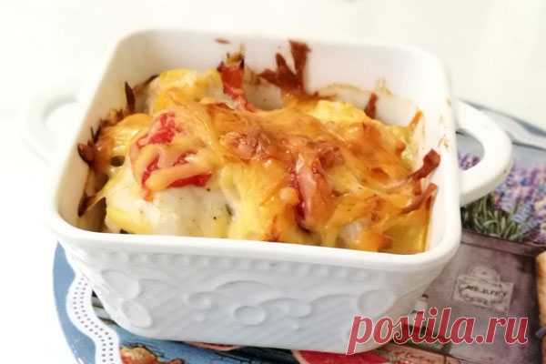 Куриное филе по-французски с картофелем
Чтобы курица была сочная, то ее лучше замариновать на ночь. Лук порезать очень мелко. Чем больше сыра, тем вкуснее. Мне нравится и моей семье пармезан