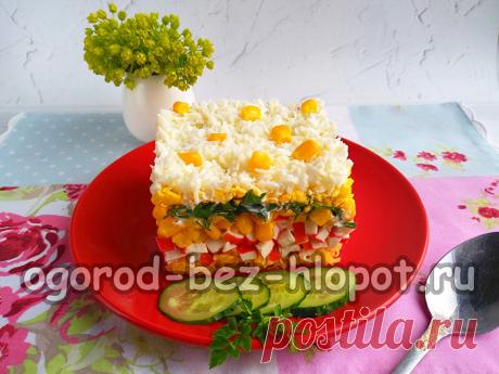 Слоеный крабовый салат с кукурузой и сыром: рецепт с фото пошагово