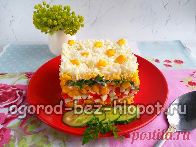 Слоеный крабовый салат с кукурузой и сыром: рецепт с фото пошагово