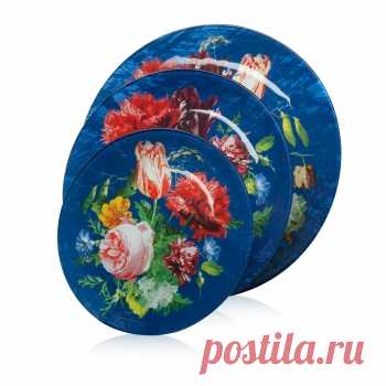 В последнее время прослеживается тенденция творчески подходить к выбору посуды и сервировке праздничного стола. Вы не прогадаете, если отдадите предпочтение синей цветовой гамме, ведь это абсолютный тренд 2017 года! Не забудьте про флористические принты и декор. Зимой они создают атмосферу семейного тепла и уюта.