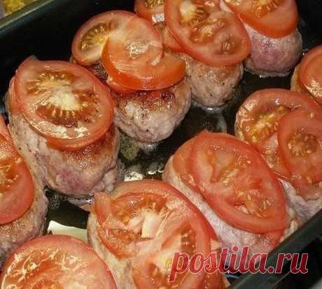 Котлетки под шубкой. Пальчики оближете, безумно вкусно!

Ингредиенты:

-Фарш (из индейки) - 1 кг
-Яйцо куриное - 2 шт
-Батон (белый, без корочки) - 0, 5 шт
-Майонез (для фарша + немного для поливки) - 2 ст. л.
-Молоко - 120 мл
-Соль
-Перец
-Сыр твердый (для начинки - 50 г; для посыпки - 200 г) - 250 г
-Масло сливочное - 50 г
-Помидор - 2 шт
-Масло растительное

Приготовление:

Фарш я обычно готовлю из грудки и филе бедра 1:1. Мясо помыть, обсушить и
 измельчить с помощью п...