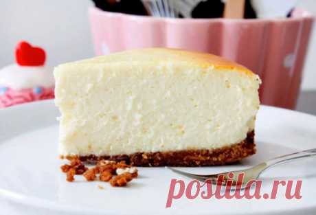 Творожный чизкейк: рецепт ПП десерта! - Женский Журнал На 100 грамм всего — 95 Ккал! Белки: 13 г Жиры: 3 г Углеводы: 3.6 г Ингредиенты:  Для коржа: Овсяная мука — 4 ст.л Подсластитель — по вкусу Кефир 1% — 3 ст.л Яйцо — 1 шт Для крема: Творог обезжиренный — 2 пачки Кефир 1% — 1 ст.л Яйца — 2 шт Сода — …