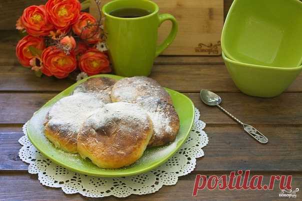 Сырники (творожники) в духовке

Узнайте, как приготовить сырники (творожники) в духовке. Рецепт считается диетическим, поскольку такие сырники не содержат масла, к тому ещё и зажаренного. В этом и кроется причина того, что многие сегодня выбирают именно сырники в духовке.
Рецепт использует всё те же творог, яйцо, сахар, муку, соль. Хорошо, если вы уже умеете готовить сырники классические, рецепт в духовке напоминает рецепт обыкновенных сырников, но только тут запекают, а н...