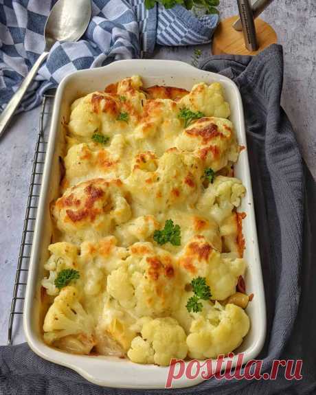 Dieser cremige Tortellini-Blumenkohl Auflauf ist zum Dahinschmelzen lecker und das perfekte Gericht auch für einen Wochentag, denn die Zubereitung ist super schnell erledigt und den Rest erledigt der Backofen in nur 30 Minuten. Das sind