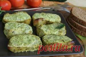 Мясо по-грузински Мясо по-грузински. Приготовление: Кусок свинины нарежьте на ломти толщиной 1,5 — 2 см.  Отбивать не нужно. Приготовьте маринад из лимонного сока, мёда и хмели сунели. Маринуйте мясо около двух часов.  Затем добавьте сметану, посолите и перемешайте.  Поместите куски свинины на чуть смазанном противне в духовку.  и запекайте при 180-200 градусов до готовности.  Мясо свинины по-грузински готово.  Подавайте мясо по-грузински с овощными гарнирами,  а также со ...