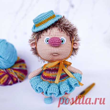 PDF Ёжики Василёк и Василиса крючком. FREE crochet pattern; Аmigurumi animal patterns. Амигуруми схемы и описания на русском. Вязаные игрушки и поделки своими руками #amimore - ёжик, девочка ёж в платье и шляпке, ежик, ежиха.