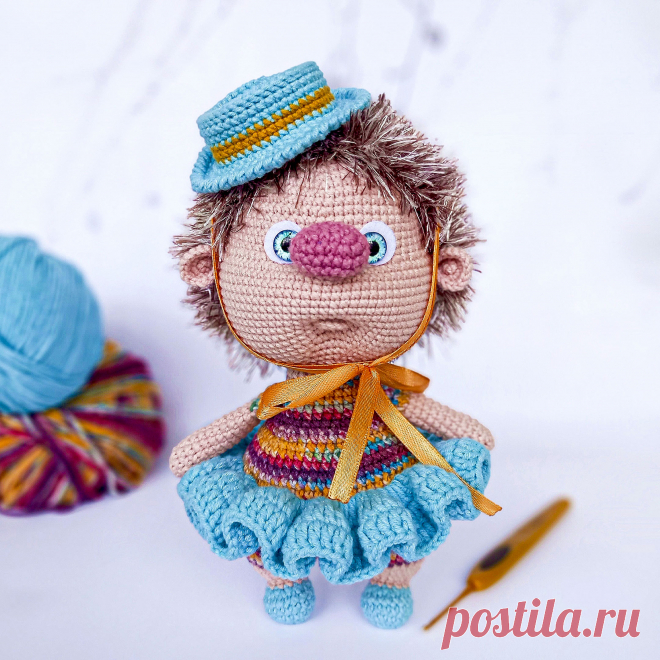 PDF Ёжики Василёк и Василиса крючком. FREE crochet pattern; Аmigurumi animal patterns. Амигуруми схемы и описания на русском. Вязаные игрушки и поделки своими руками #amimore - ёжик, девочка ёж в платье и шляпке, ежик, ежиха.