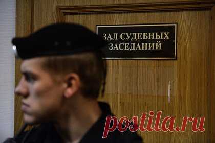 Отрубивший по ошибке руку приятелю крымчанин получил приговор. Суд вынес приговор жителю Крыма, который, будучи пьяным, в темноте спутал друга с вором и отрубил ему руку — мужчина проведет четыре года и восемь месяцев в колонии общего режима. По делу был заявлен гражданский иск, который судом удовлетворен частично в сумме 500 тысяч рублей.