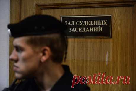 Отрубивший по ошибке руку приятелю крымчанин получил приговор. Суд вынес приговор жителю Крыма, который, будучи пьяным, в темноте спутал друга с вором и отрубил ему руку — мужчина проведет четыре года и восемь месяцев в колонии общего режима. По делу был заявлен гражданский иск, который судом удовлетворен частично в сумме 500 тысяч рублей.
