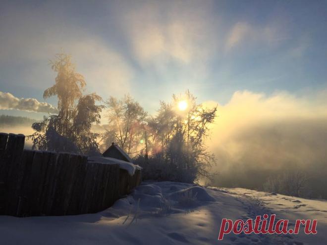 Mорозное утро в деревне.   Фото: © Евгений Шамиев. Фото сделано на телефон, в яркий солнечный день, в г. Нижняя Тура, рядом проходят теплые воды, которые вбрасываются в реку Тура, получается такой вот красивый эффект парения  |  морозное утро в деревне — National Geographic Россия