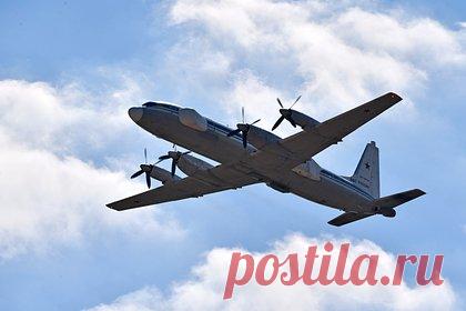 «Это однозначно подвиг». Подбитый над Азовским морем самолет ВКС России уцелел. Пилот сумел посадить его. Военкор Юрий Котенок опубликовал фото самолета Воздушно-космических сил (ВКС) России Ил-22, подбитого над Азовским морем. На кадрах видны пробоины в хвостовой части военного самолета. Судя по фотографии, самолет уцелел, но его киль и рули управления могли получить повреждения.