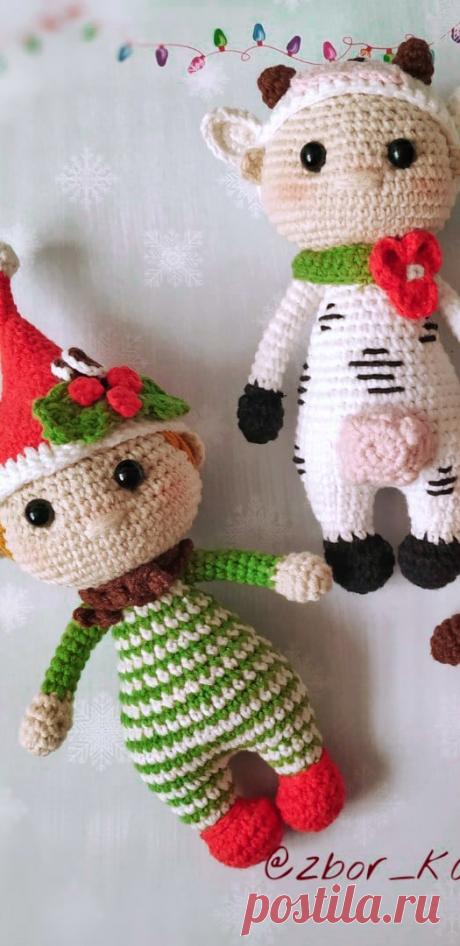 PDF Новогодние Пупсы крючком. FREE crochet pattern; Аmigurumi doll patterns. Амигуруми схемы и описания на русском. Вязаные игрушки и поделки своими руками #amimore - Кукла, маленький пупс, куколка, Рождество, Новый год, эльф, коровка, олень.
