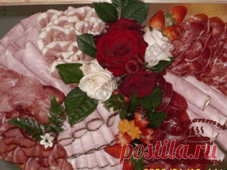 Оформление блюд - мясные и рыбные нарезки. Фото